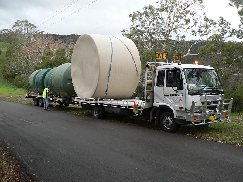 P1010008.JPG - What???? But??? What happened to leaving the trailer behind and coming up just with the truck? And where's the crane to unload it with? And... how are we going to get it down the driveway?Ok...roll it off the truck onto a bit of carpet on the road. Only one bounce. Then roll it down the driveway without getting squashed. Then right the 200+kg tank onto it's bottom. What't the problem?